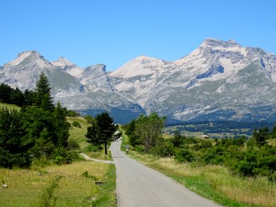 Dans la descente du Col du Noyer, vue vers le Petit Ferran… 