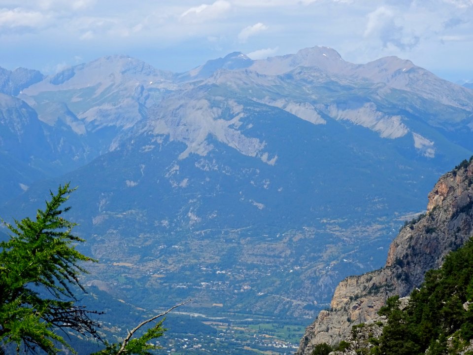 Vue vers le Pic de Mourre-Froid et la vallée de la Durance… 