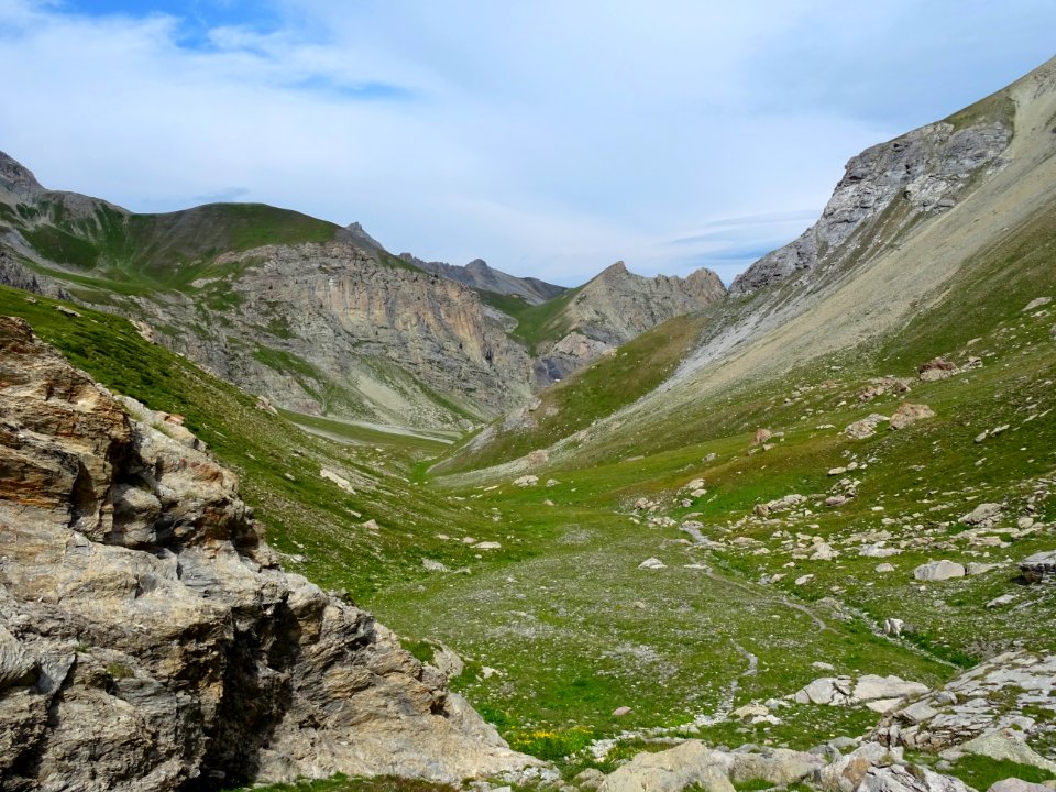 La longue descente dans le vallon des Pelouses 