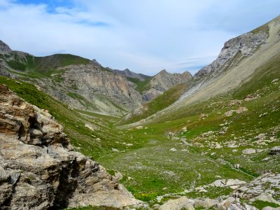 La longue descente dans le vallon des Pelouses 
