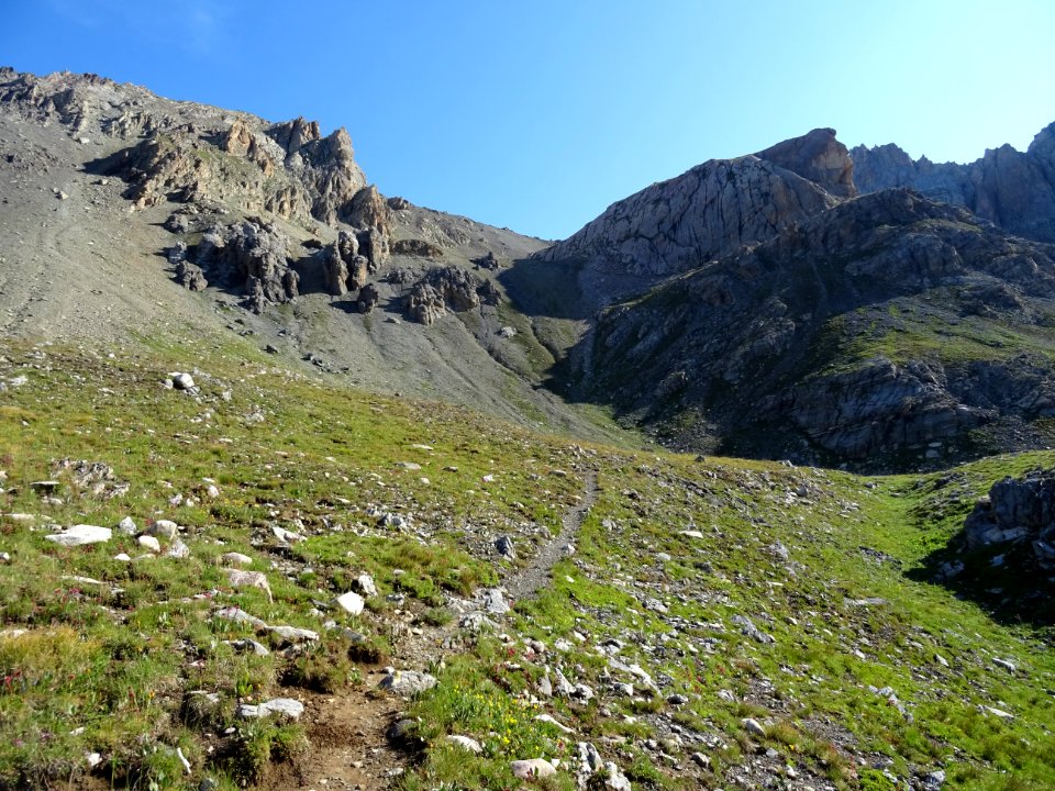 Dans le Vallon Claus, la sente monte vers le Col de la Col… 