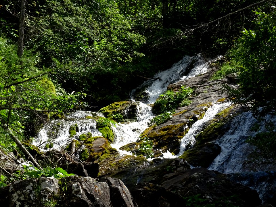 Juste avant le parking des Charbonières, torrent de la Lau… 