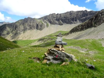 Dans la descente du col de la Règue, de nombreux cairns et… 