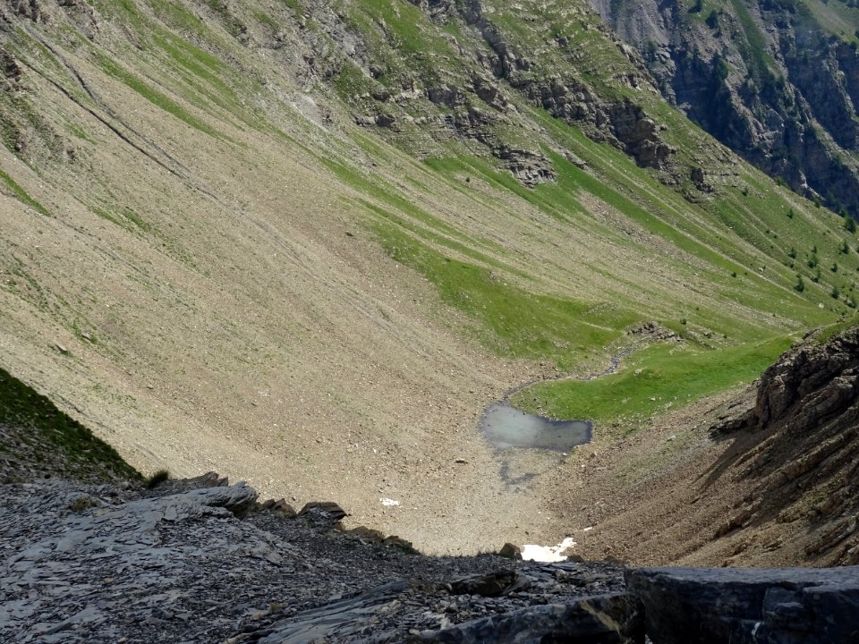 Sur l'arête de la Dent, regard arrière plongeant sur le la… 