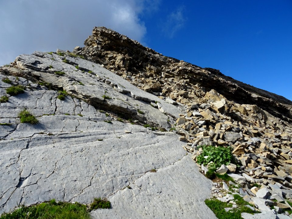 Sur la crête de la Dent, petit passage sur une dalle 