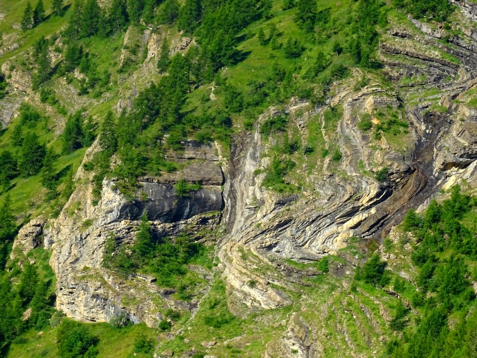 Plissements dans les roches, dans le vallon du Rabioux 