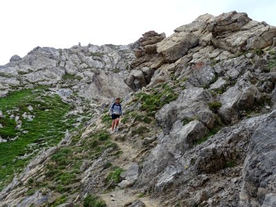 Début de la descente par un sentier glissant au début 