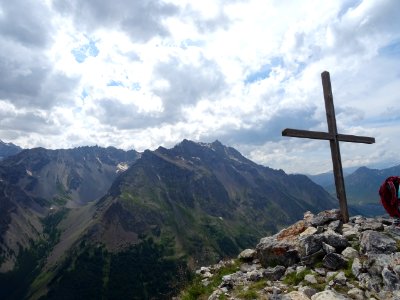 Croix au sommet de l'Aiguillette du Lauzet 