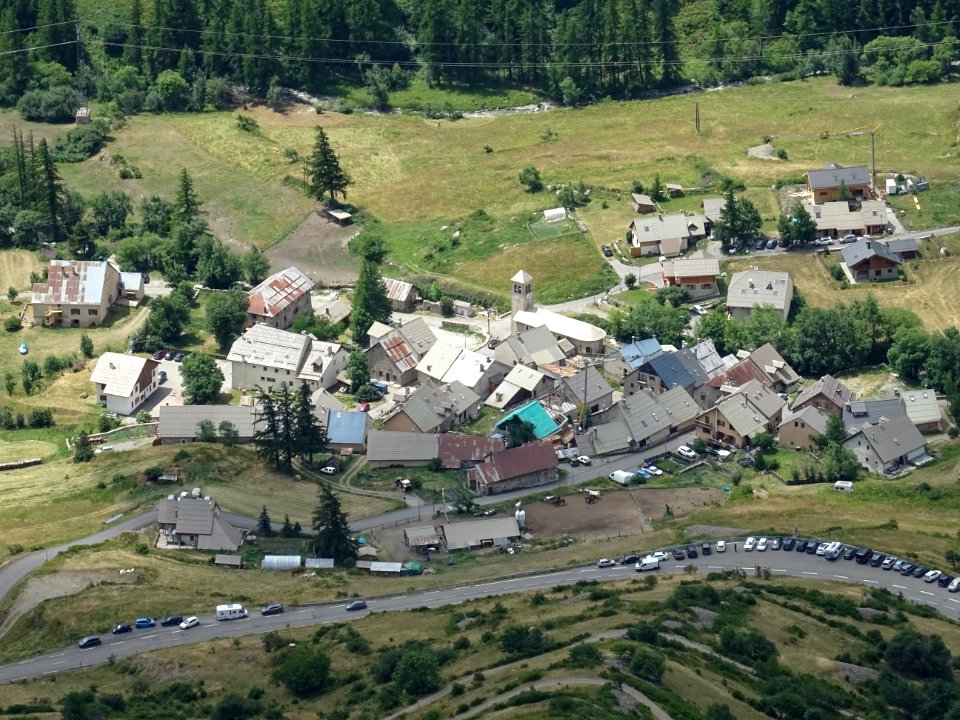 Village du Lauzet, on est à peu près 400 m au dessus 
