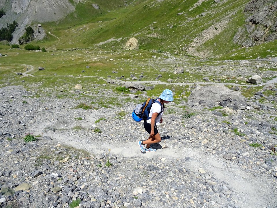 La sente quitte l'herbe et monte dans les éboulis 