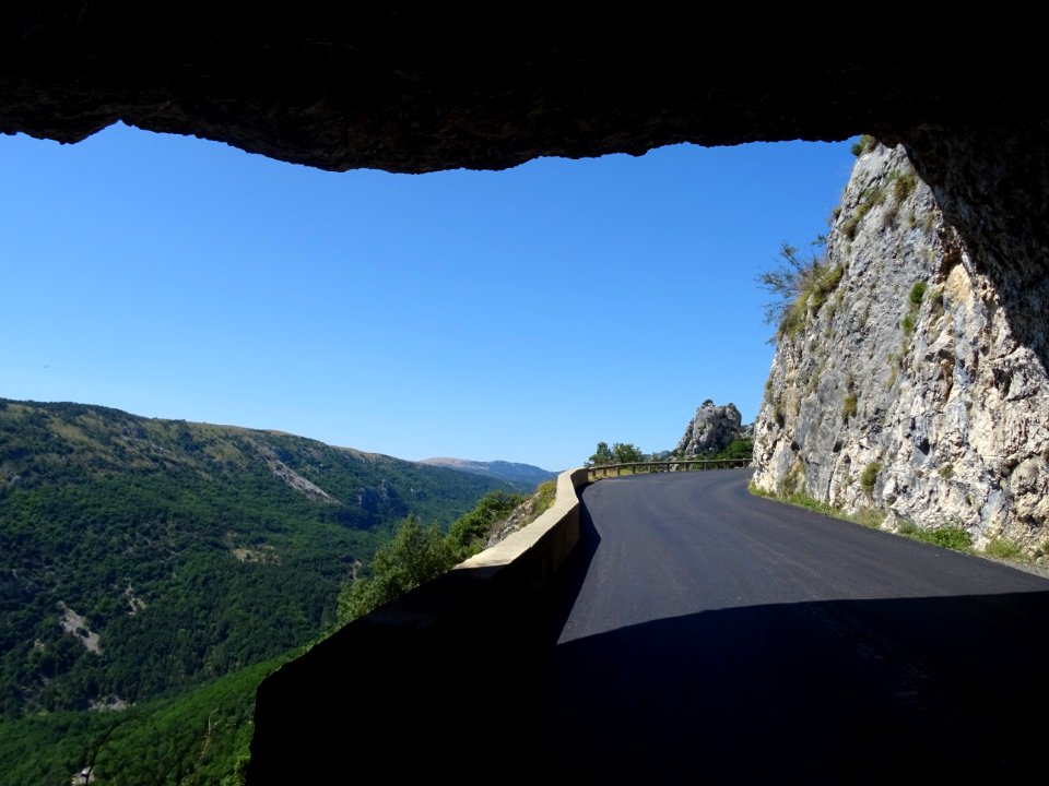 Sur la route de Gentelly, les clues de Gréolières, avant d… 