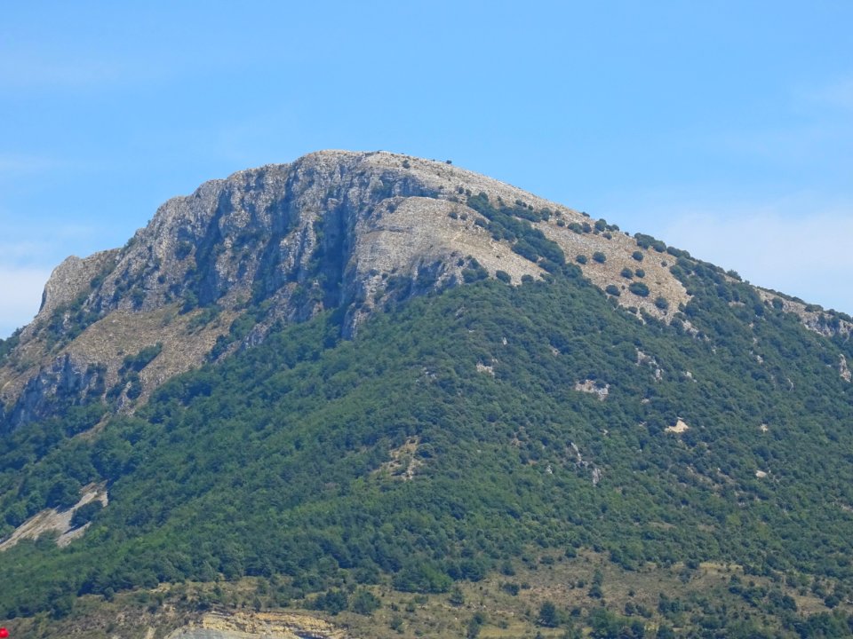 Pic de Courmettes, 1248 m, vu depuis Gourdon, Alpes-Mariti… 