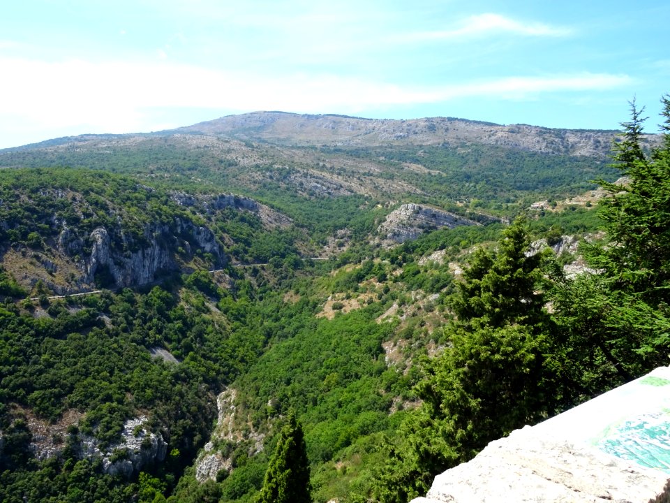 La vue vers la route qui descend jusqu'à Grasse, depuis Go… 
