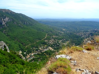 Depuis les hauteurs, avant Gourdon, vue vers la mer, Alpes… 