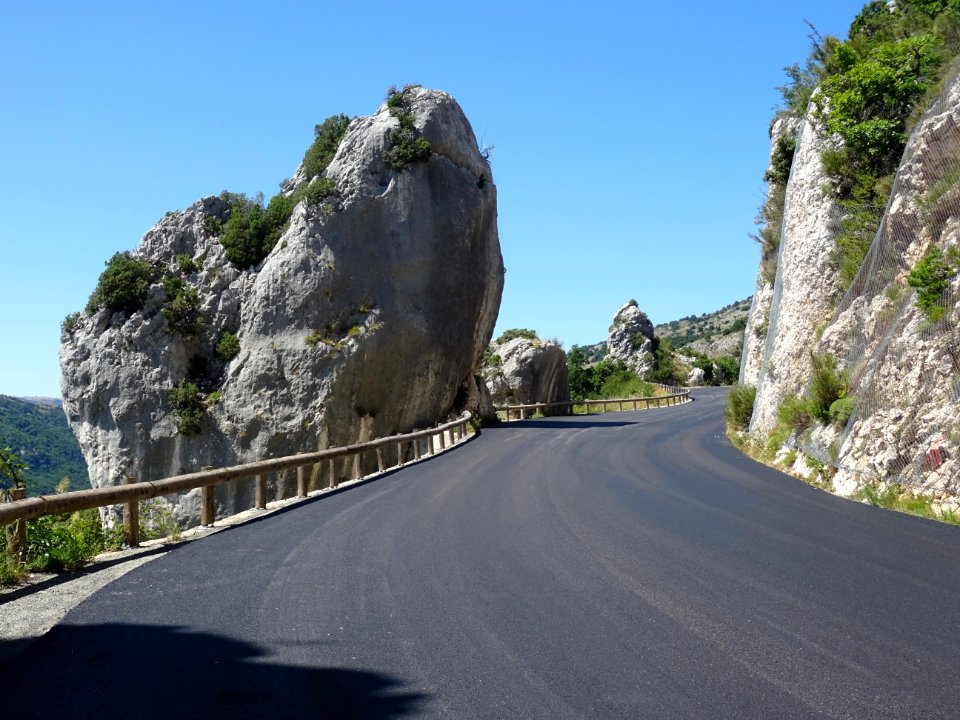 Sur la route de Gentelly, les clues de Gréolières, avant d… 
