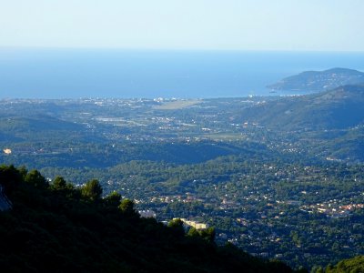 Vue sur la mer Méditerranée depuis la route Napoléon au-de… 