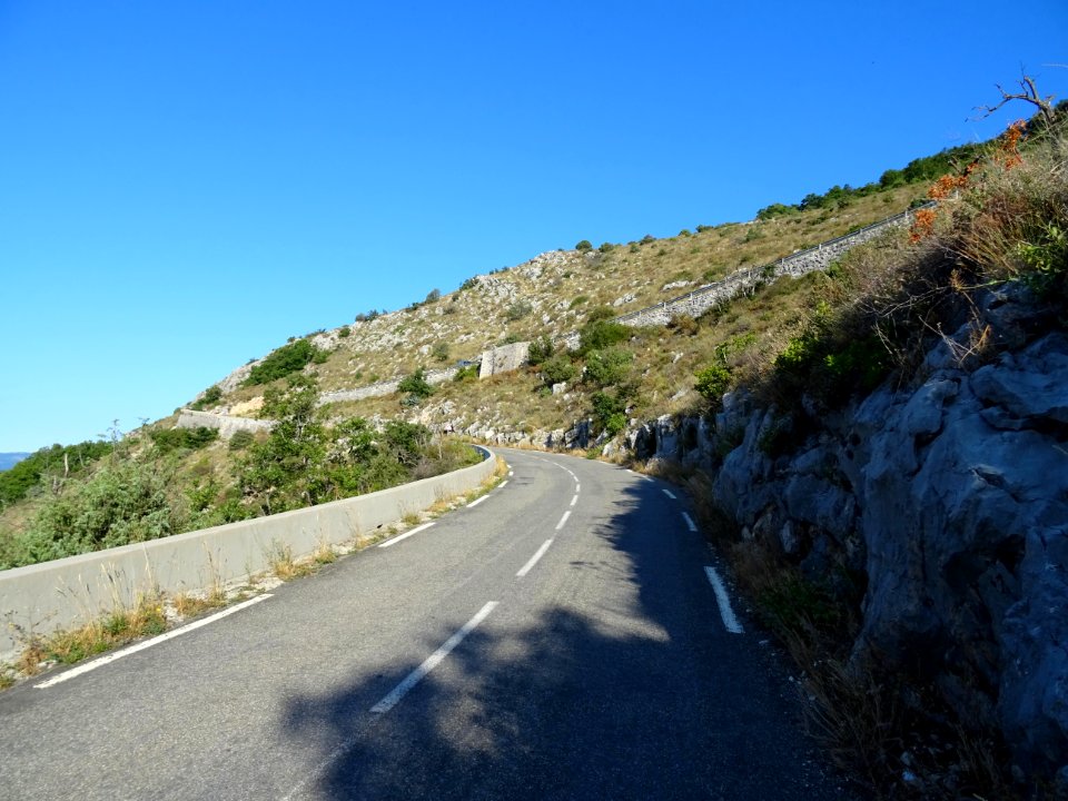 Un lacet dans la montée au col du Ferrier, Alpes-Maritimes… 