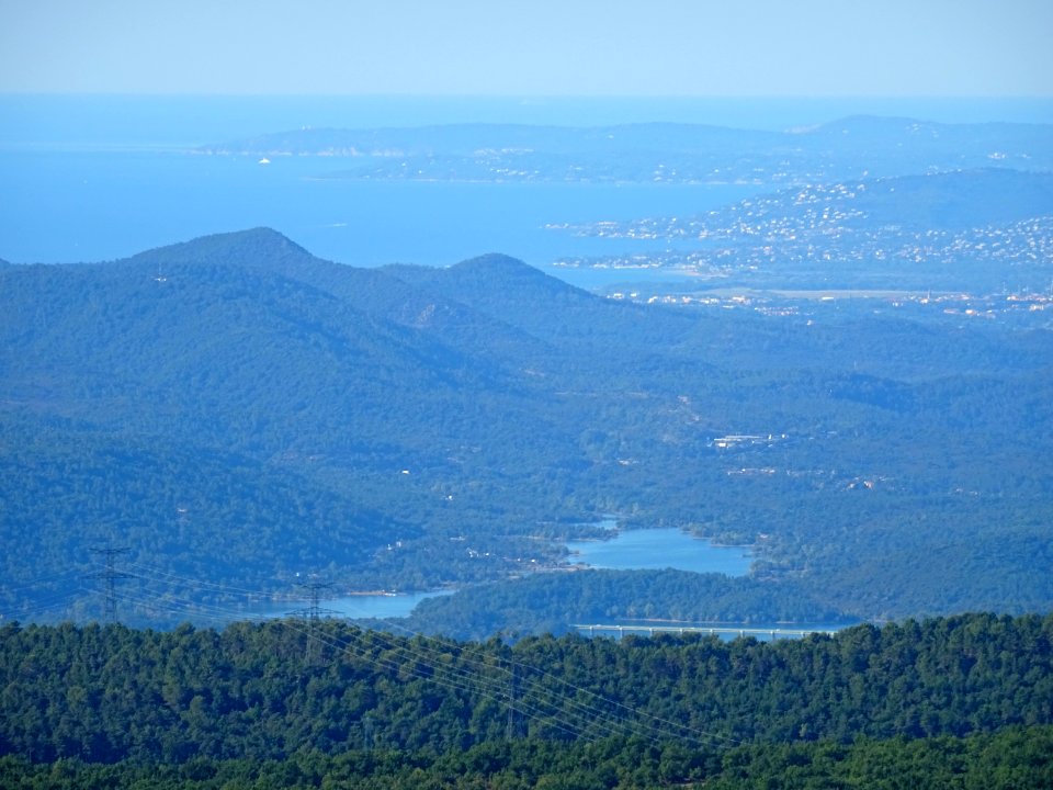 Dans la montée au col du Ferrier, vue vers le lac de Saint… 