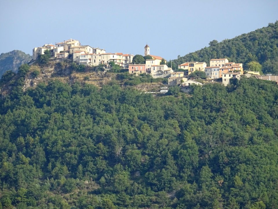 Au loin, le village de Tourette-du-Château, Alpes-Maritime… 