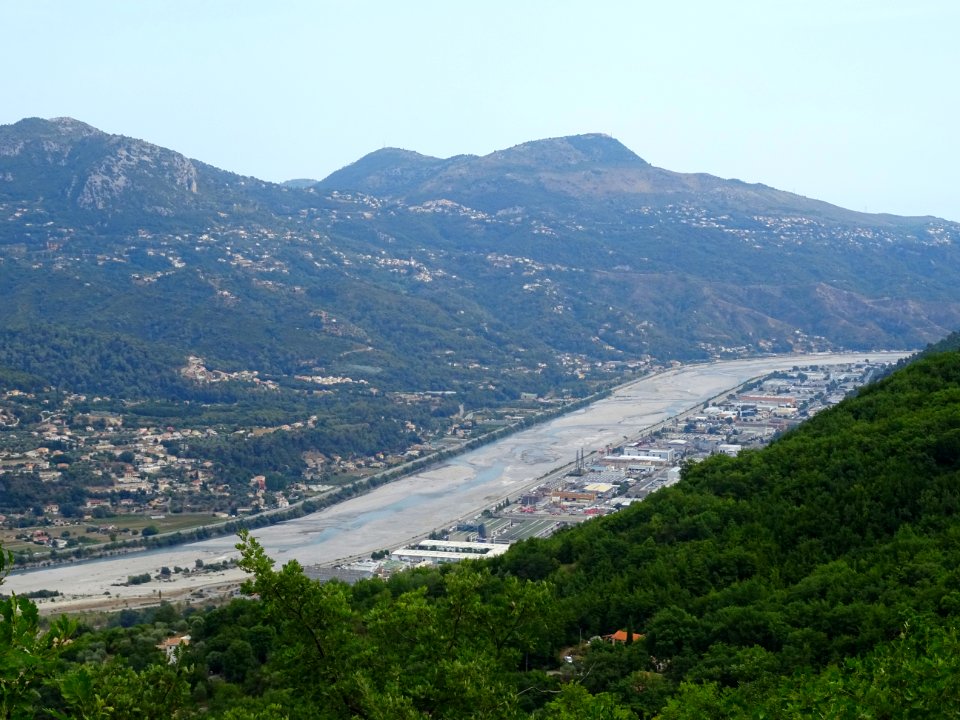 Vue plongeante vers la vallée du Var, avant Le Broc, Alpes… 