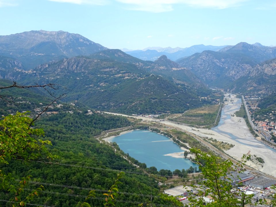 Lac du Broc et vallée du Var, au zoom depuis Le Broc, Alpe… 