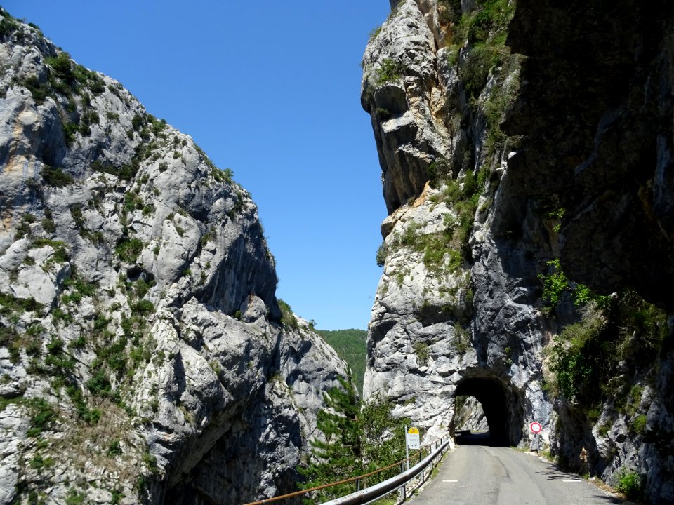 La route au niveau de la clue de Riolan, Alpes-Maritimes 