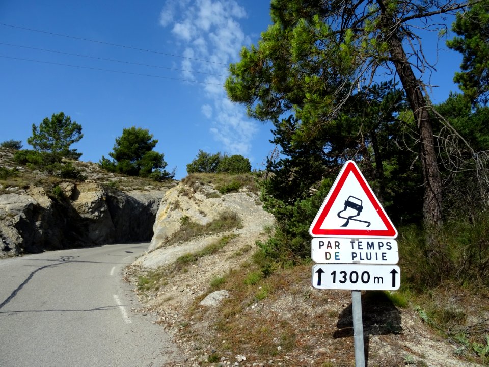 La route passe par un défilé dans la roche, à la sortie de… 