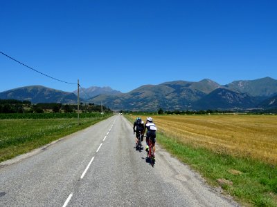 Deux cyclistes qui tiraient fort sur les pédales, surtout … 