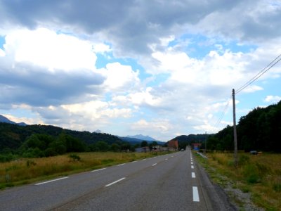 Sur la route Napoléon, longue ligne droite après Chauffaye… 