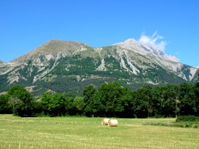 On distingue déjà les lacets de la route du Col du Noyer, … 