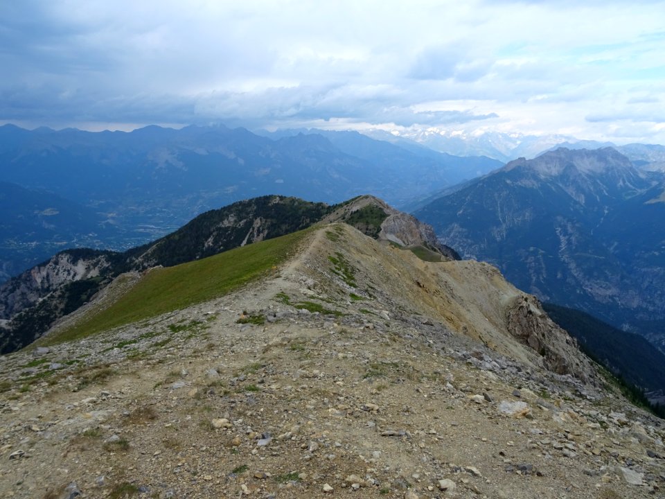 La crête située dans le prolongement du col situé sous le … 