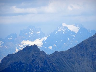 Au zoom, depuis le bas du Vallon des Pelouses, le Pic Sans… 