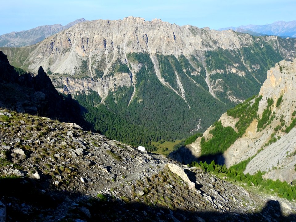 Regard arrière sur le Val d'Escreins, dominé par la Crête … 