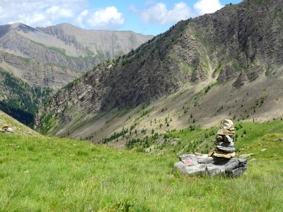 Dans la descente du col de la Règue, de nombreux cairns et… 