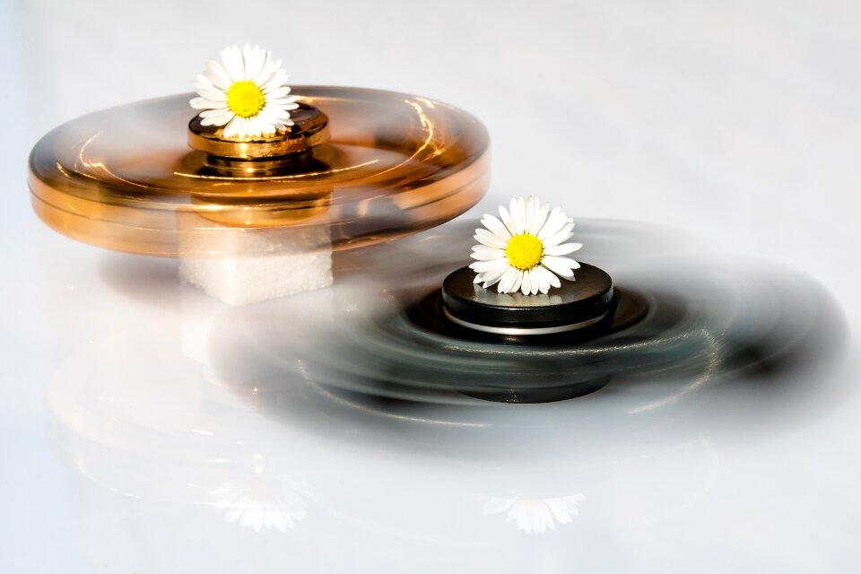 Mid-immobile spinner toys