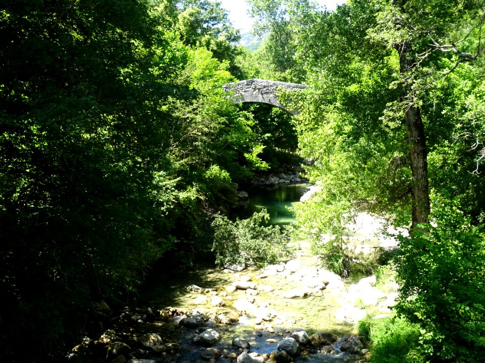 Ancien pont romain au-dessus du Loup, entre Gréolières et … 