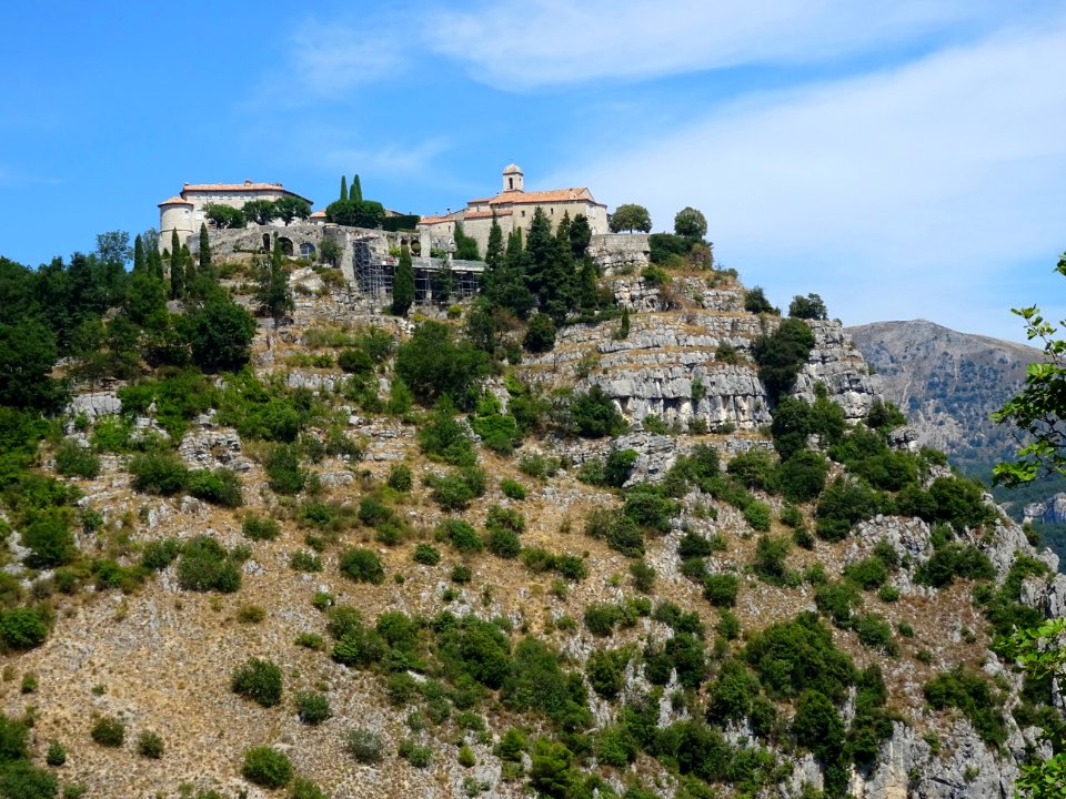Eglise Saint-Vincent sur son piton rocheux, Gourdon, Alpes… 