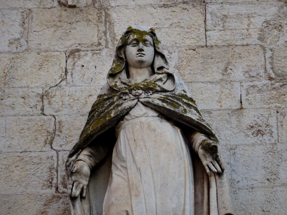 Statue de Marie au-dessus du porche de la cathédrale Notre… 