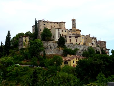Le château de Carros et l'église Saint-Claude, Carros, Alp… 