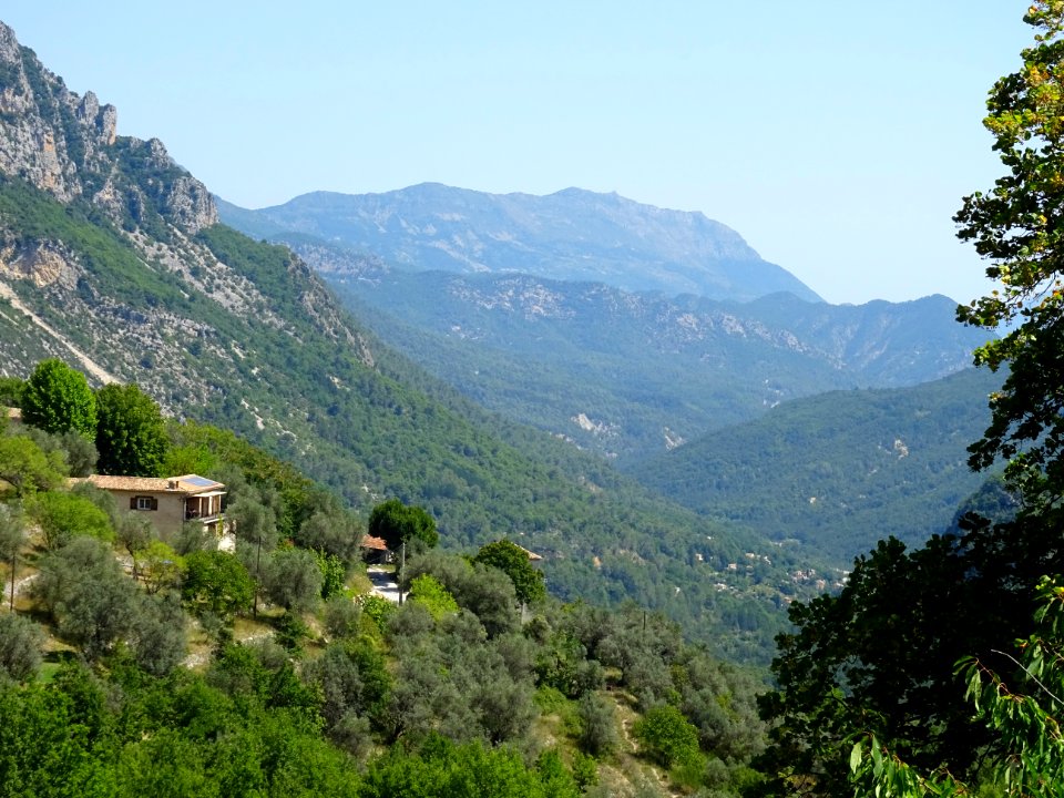 Vue vers la vallée, depuis Sigale, Alpes-Maritimes 
