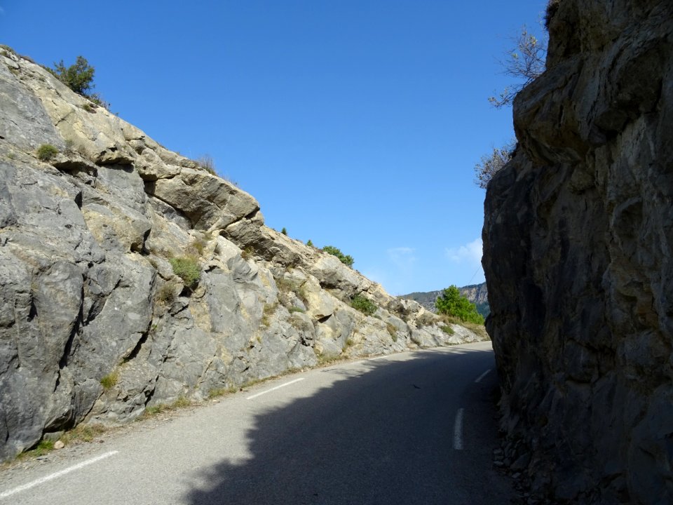 La route passe par un défilé dans la roche, à la sortie de… 