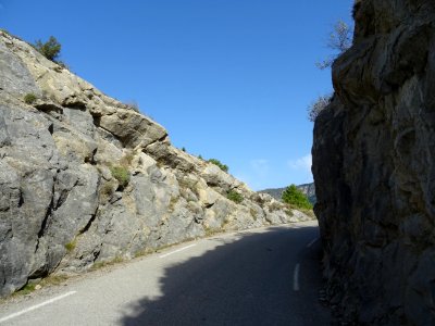 La route passe par un défilé dans la roche, à la sortie de… photo