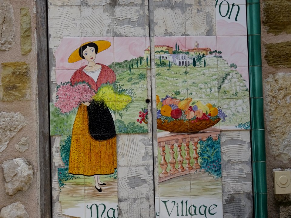 Faïences sur un mur, Gourdon, Alpes-Maritimes 