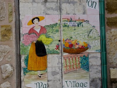 Faïences sur un mur, Gourdon, Alpes-Maritimes 