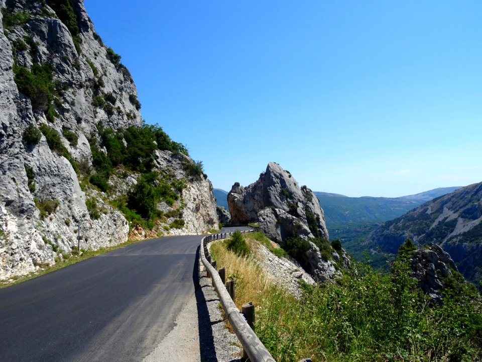 Sur la route de Gentelly, les clues de Gréolières, avant d… 