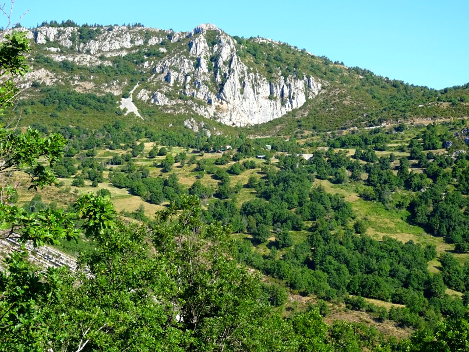 En face, sur l'autre versant, la route du col du Castellar… 