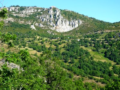 En face, sur l'autre versant, la route du col du Castellar… 