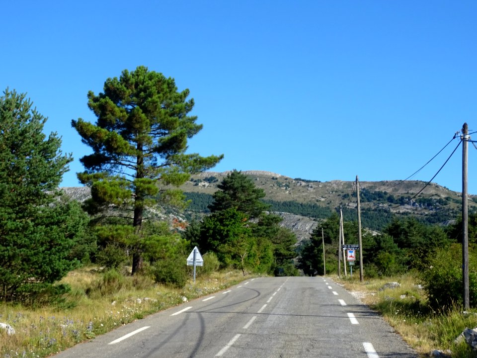 Arrivée au Col du Ferrier, 1041 m, Alpes-Maritimes 