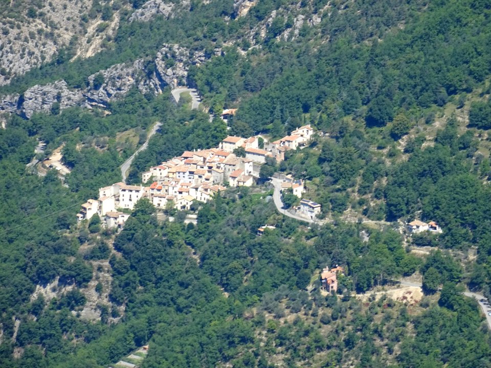 Au zoom Aiglun, depuis le parking-point de vue, sur la rou… 