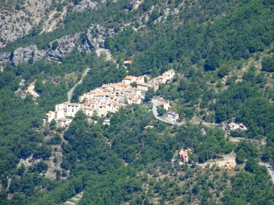 Au zoom Aiglun, depuis le parking-point de vue, sur la rou… 